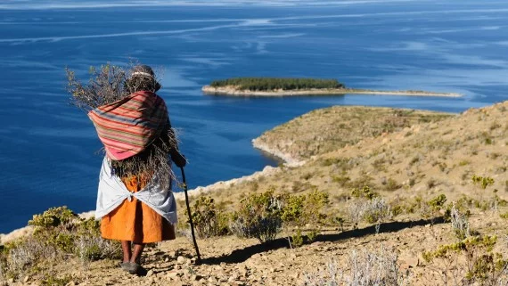 Mujer con traje de chola en Isla del Sol, Bolivia