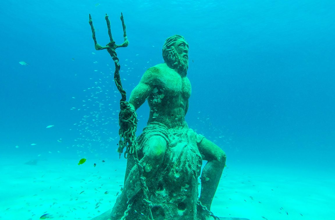 Posąg Posejdona pod wodą w San Andrés w Kolumbii