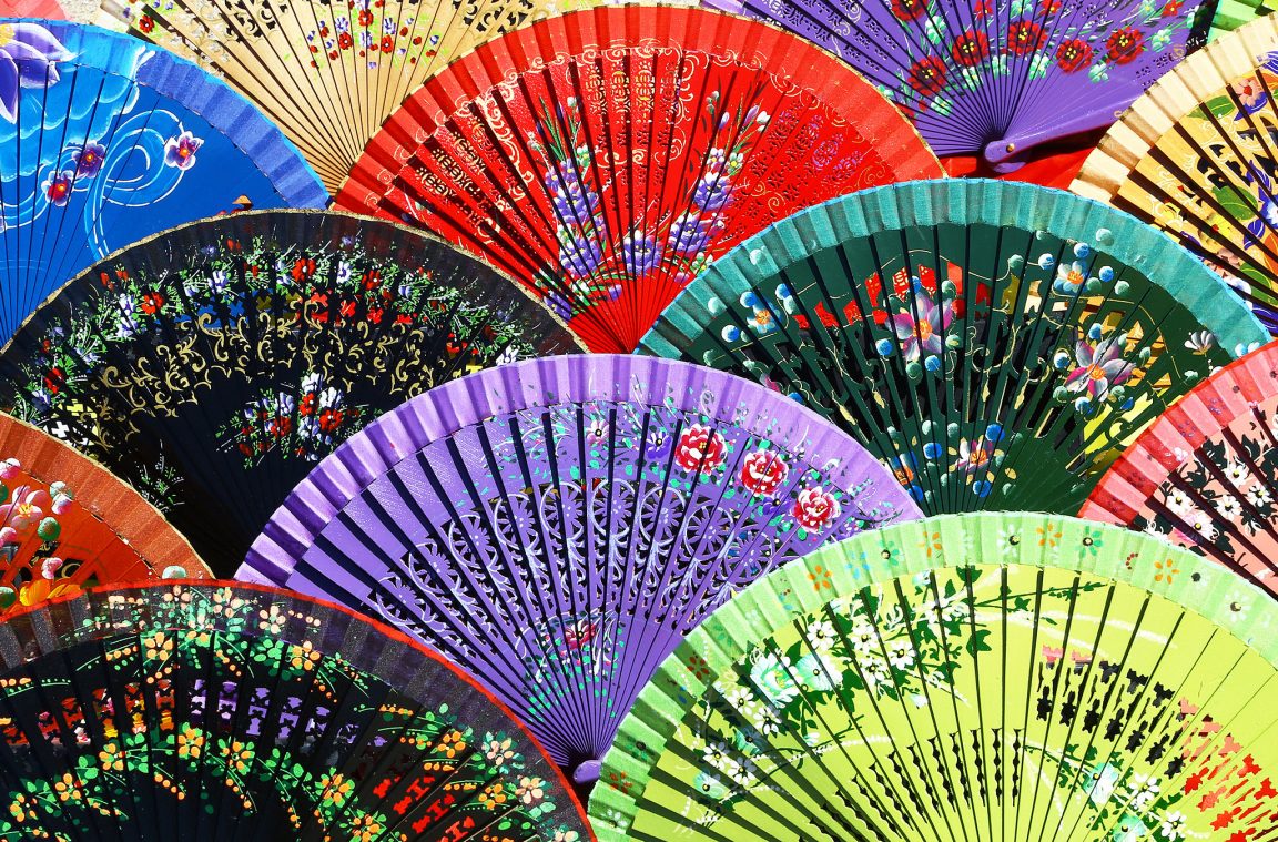 The fans: a colorful element of Spanish folklore
