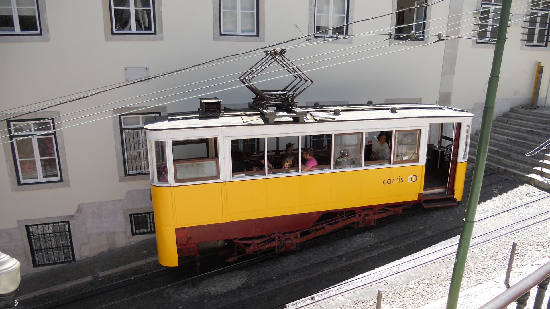 Die berühmten gelben Straßenbahnen von Lissabon (Portugal)