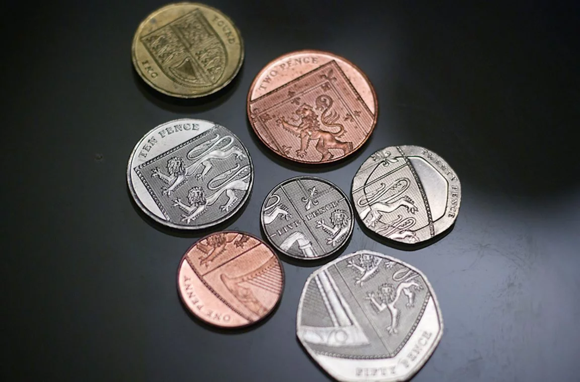 As moedas que compõem o brasão de armas inglês