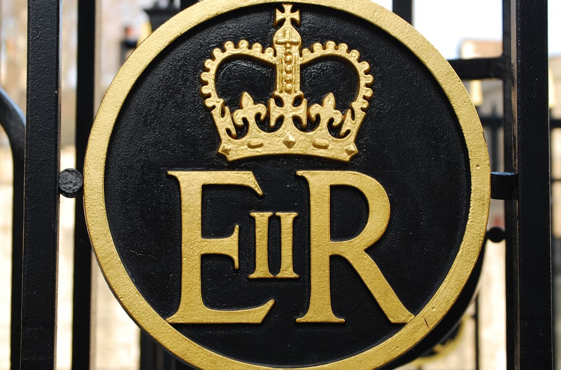 Królewski monogram królowej Elżbiety II