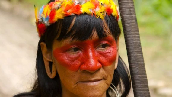 Mujer-cazadora de la Amazonia ecuatoriana