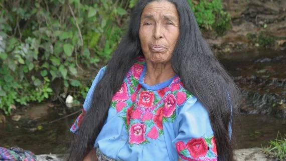 Mujer con traje típico en Momostenango