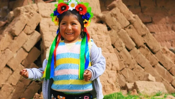 El atuendo de los niños de la Tribu Aymara, Andes peruanos