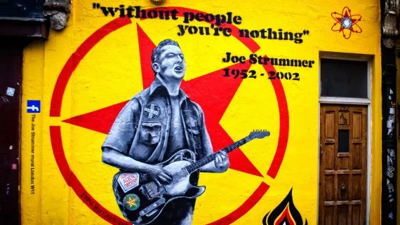 Pintura de Joe Strummer en Portobello Road