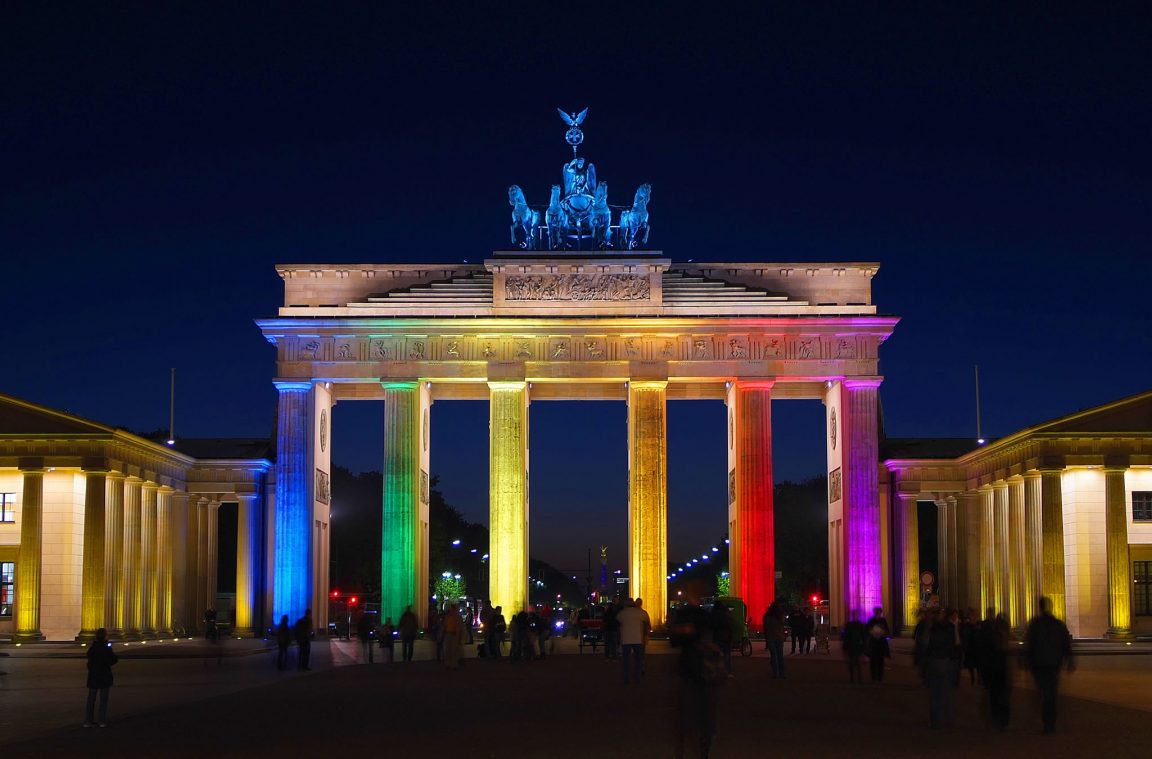 Brandenburger Tor mit der Regenbogenfahne