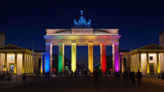 Puerta de Brandeburgo iluminada con los colores de la bandera gay