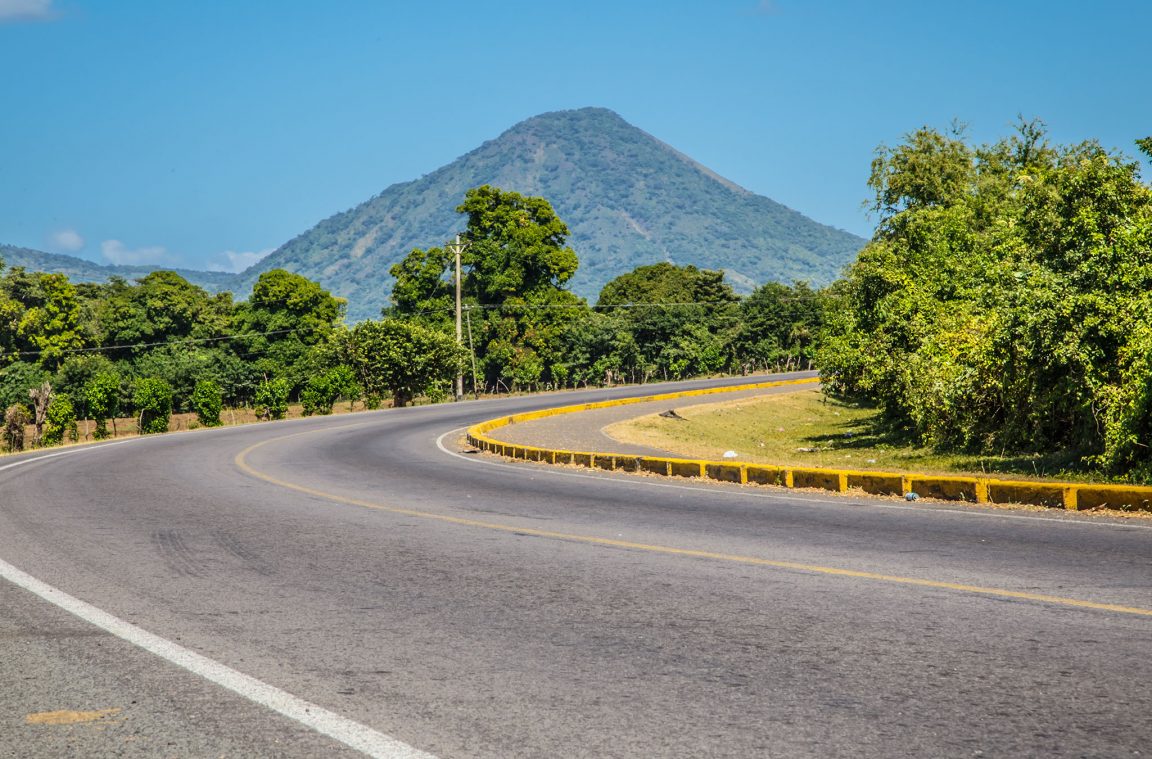 Estrada nicaragüense preto dun dos seus volcáns
