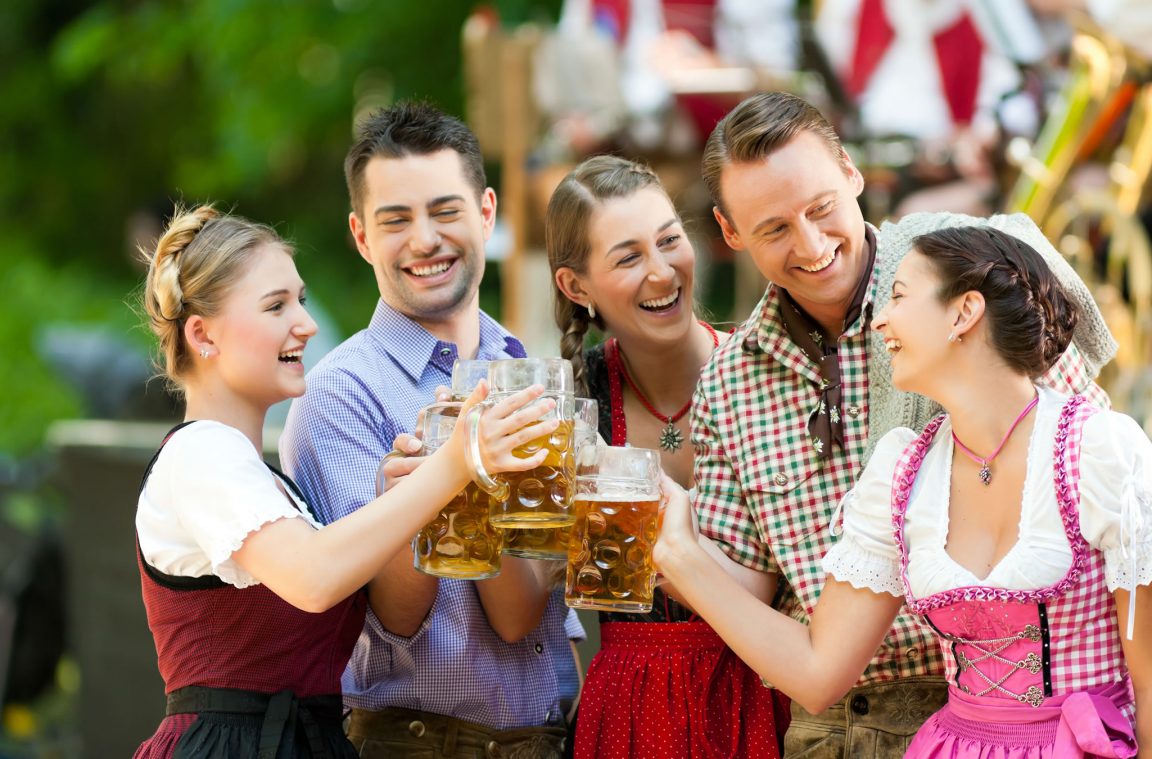 Gozando do Oktoberfest con traxes típicos alemáns