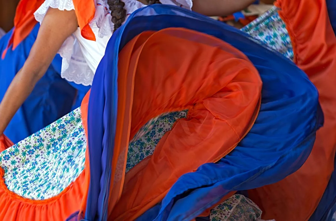 Jupes colorées: un élément essentiel du costume typique du Costa Rica