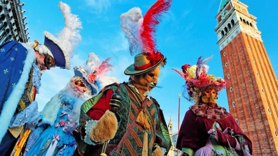 Trajes típicos del Carnaval de Venecia en la Piazza San Marco