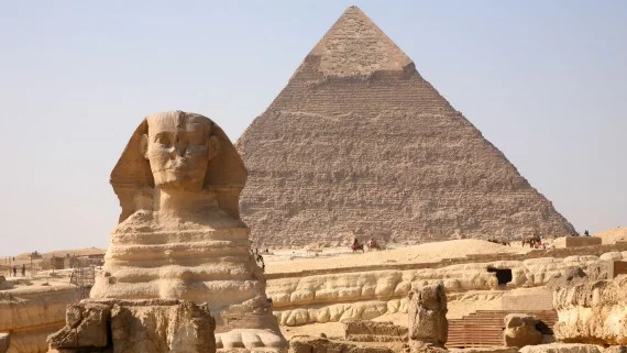 Vistas de la Esfinge y la Gran Pirámide de Guiza