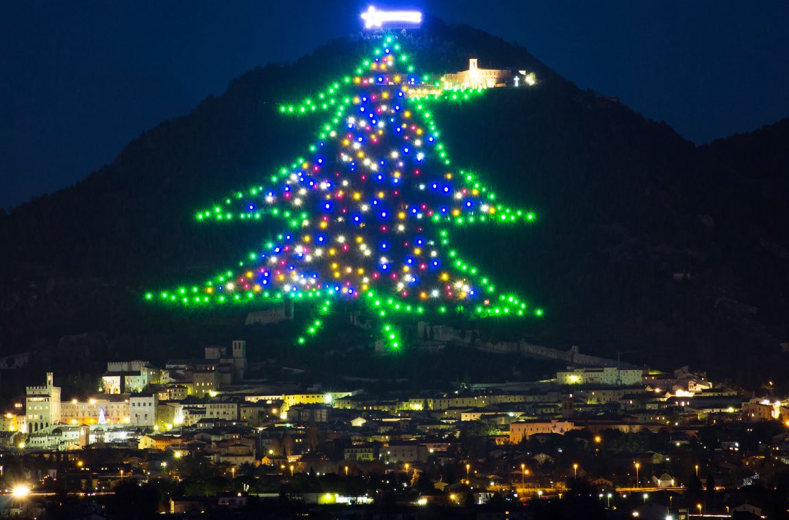 Árbol de Navidad de Monte Ingino, en Gubbio, Italia