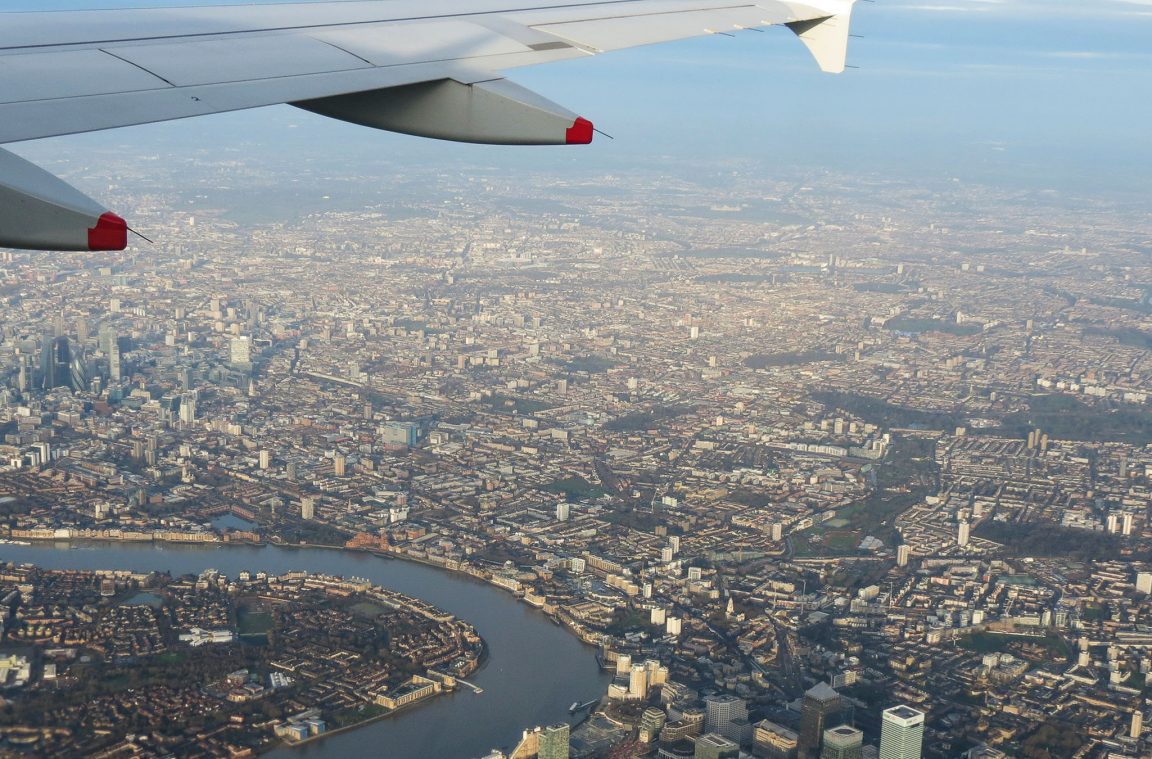 Flugzeug kurz vor der Landung in London