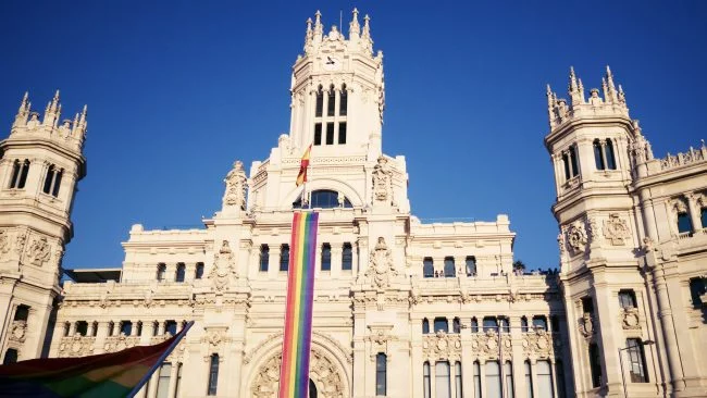 Ayuntamiento de Madrid con la bandera del orgullo gay