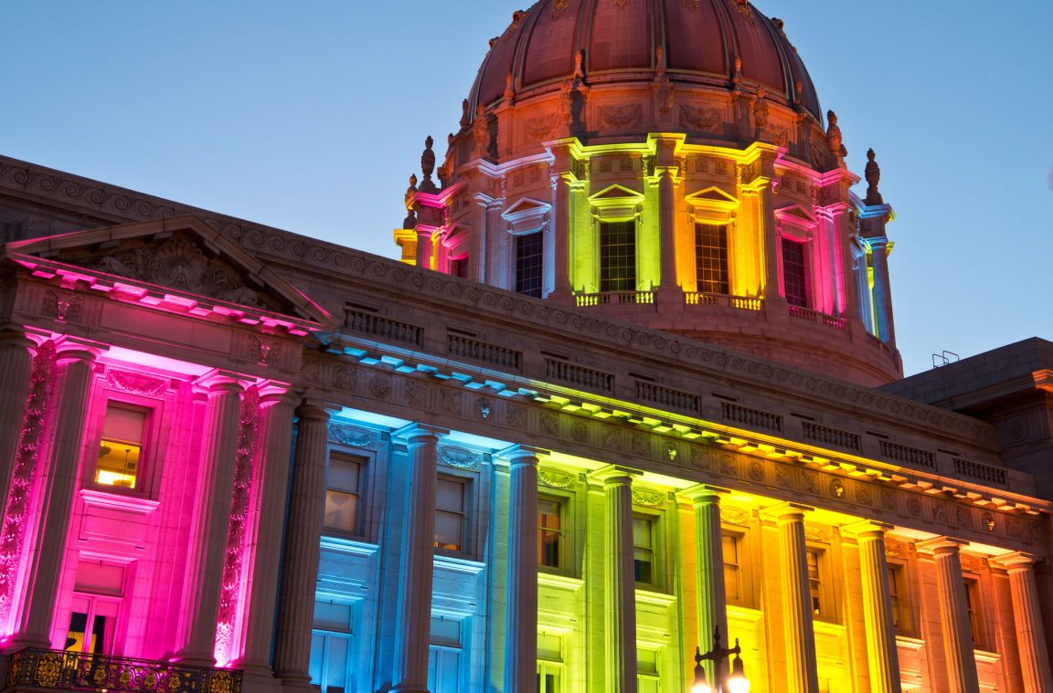 Bandiera arcobaleno al municipio di San Francisco