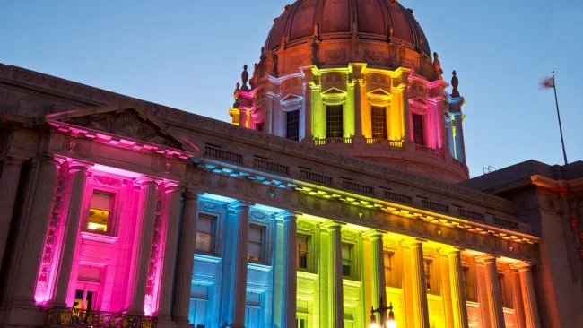 Bandera arcoíris en el ayuntamiento de San Francisco