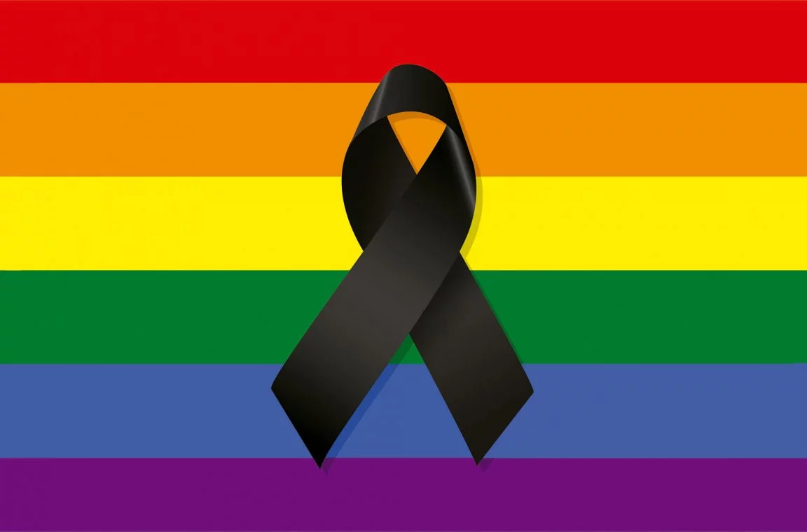 Γκέι σημαία με τόξο πένθους για τα θύματα του Ορλάντο