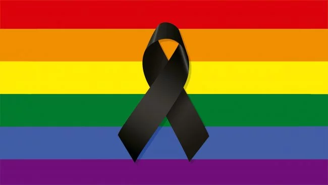 Bandera gay con lazo de luto por las víctimas de Orlando