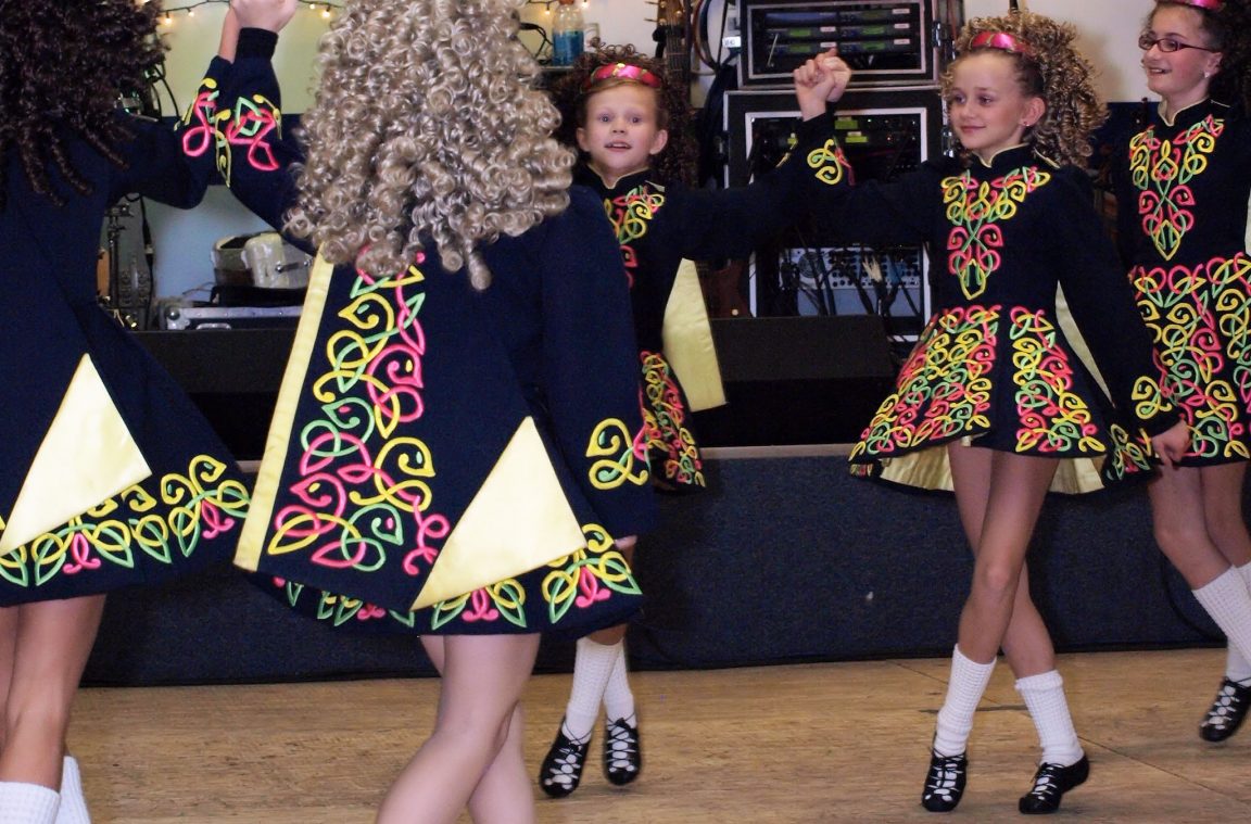 Grupo de niñas representando el baile ceilí, típico de Irlanda