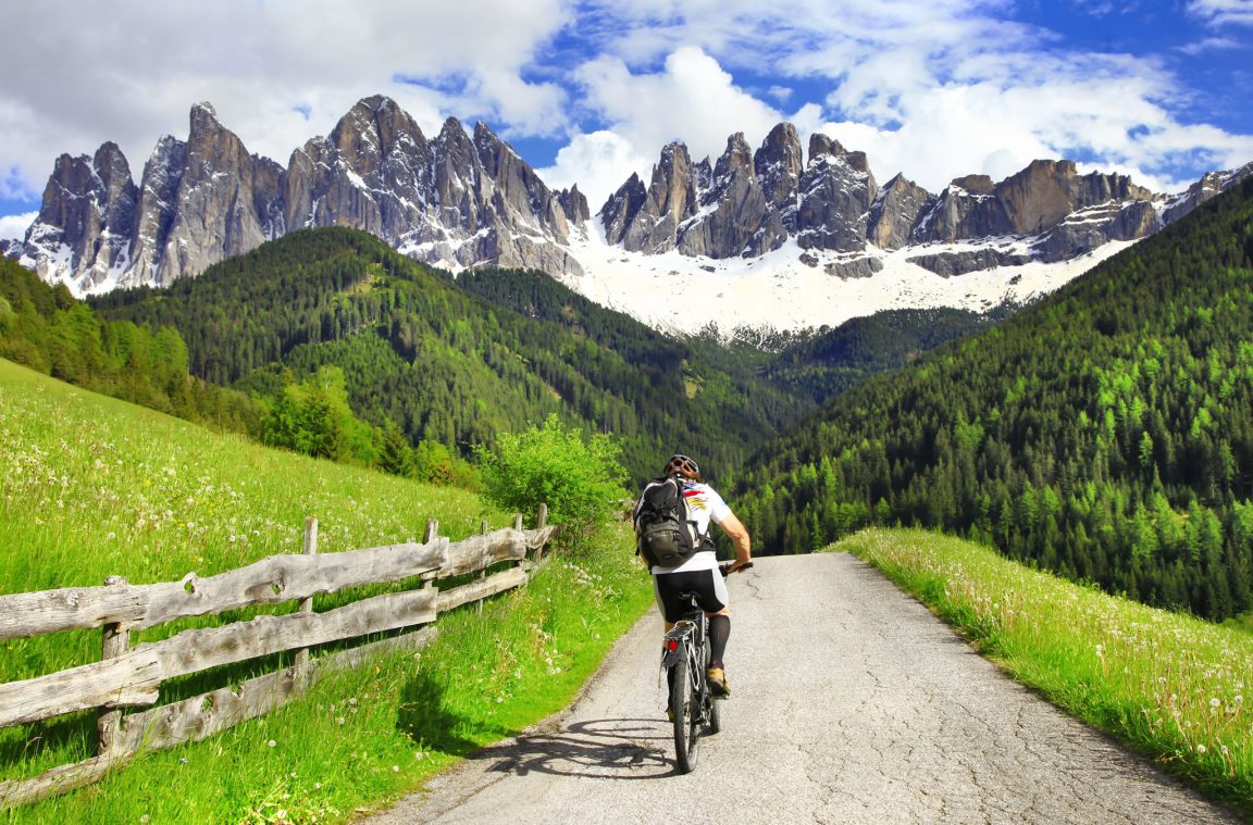 Ciclismo nas montañas Dolomitas, norte de Italia