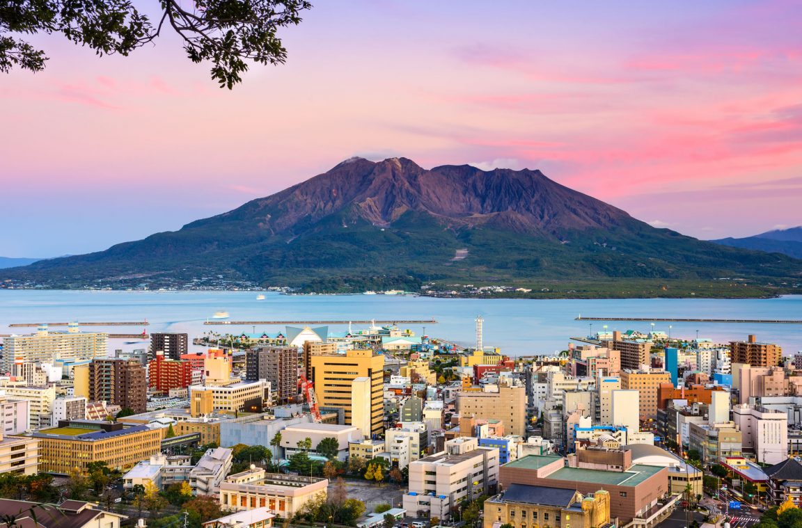 Stadt Kagoshima mit Blick auf den Vulkan Sakurajima