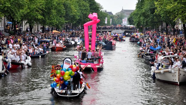 Desfile del Orgullo Gay en los canales de Ámsterdam