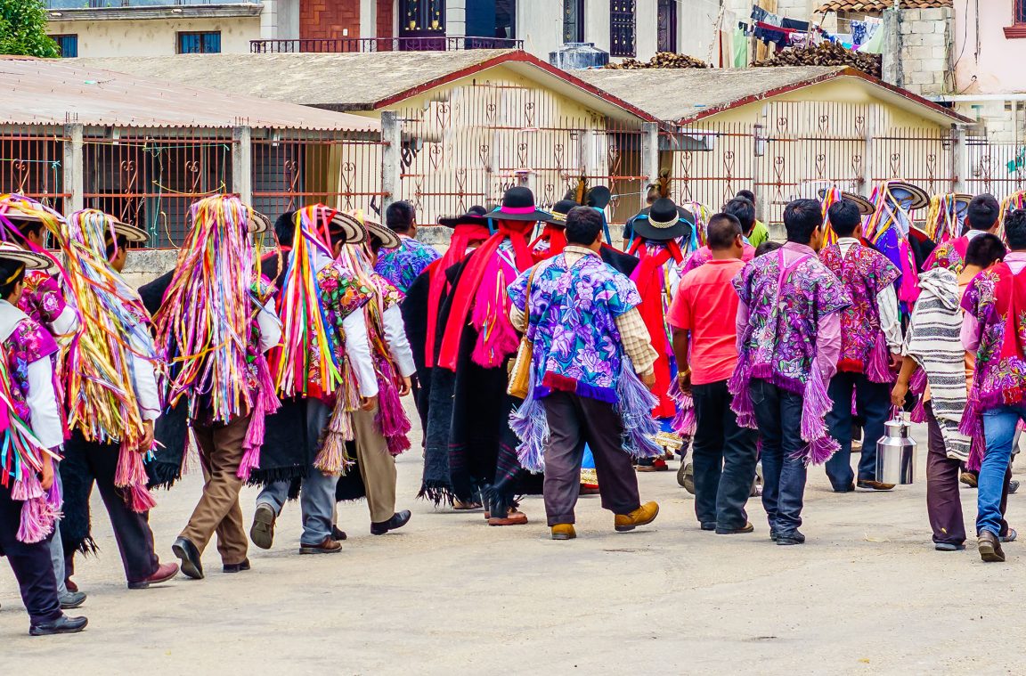 A cor dos trajes típicos de Chiapas, México