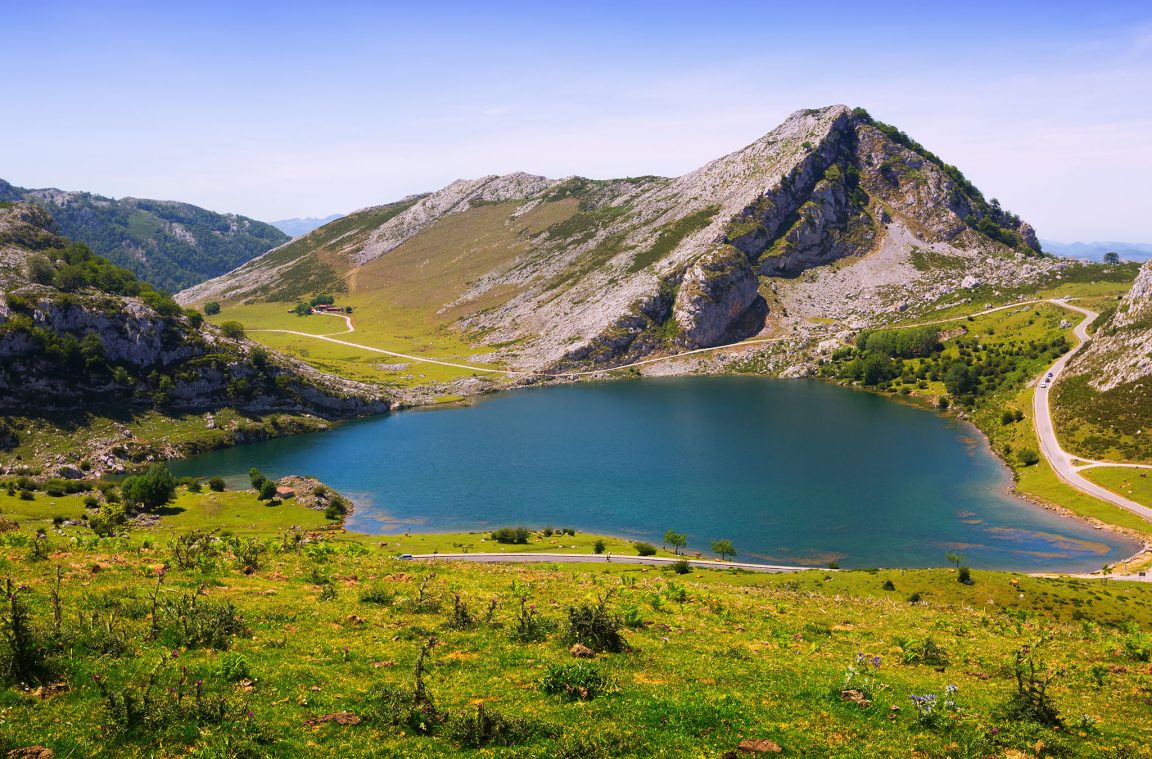 El Lago Enol, en los Picos de Europa, Asturias