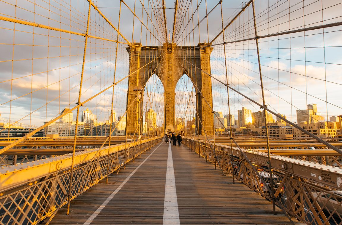 Gehen Sie die Brooklyn Bridge entlang