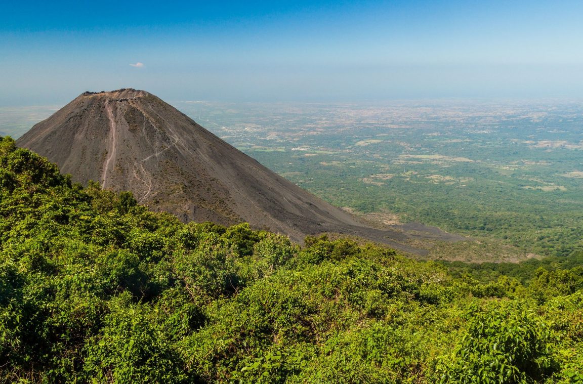 El volcán de Izalco o Faro del Pacífico, en El Salvador