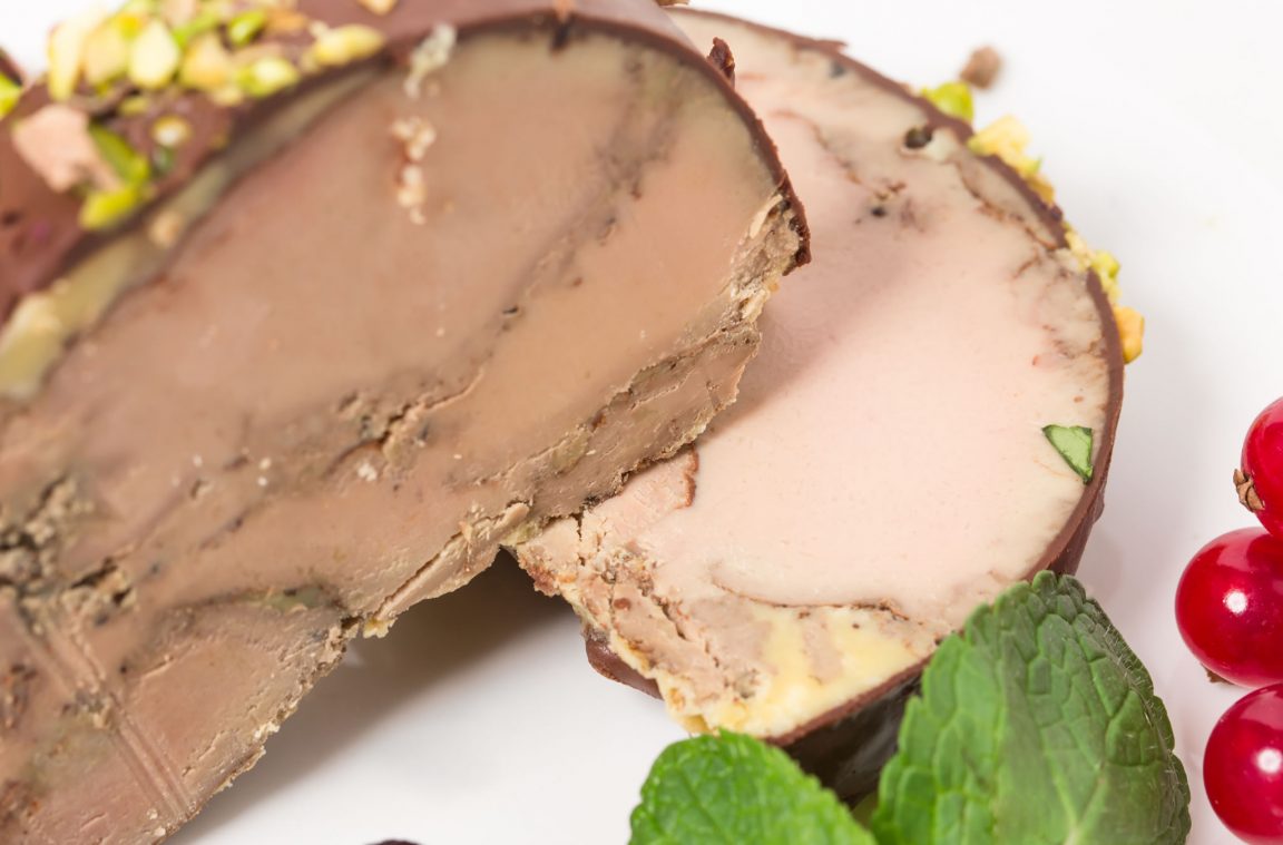 Foie Gras mit dunkler Schokolade und Pistazien überzogen