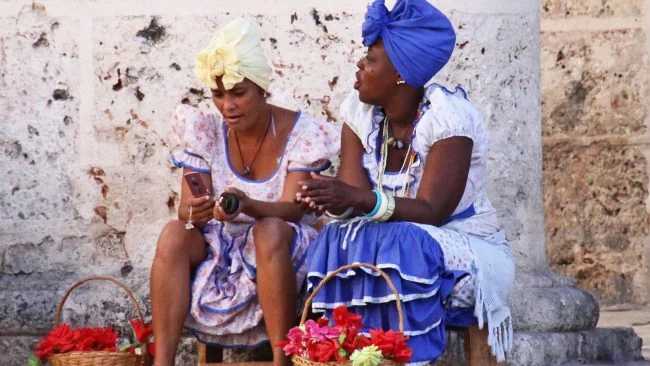 Forma de vestir de las mujeres en La Habana, Cuba