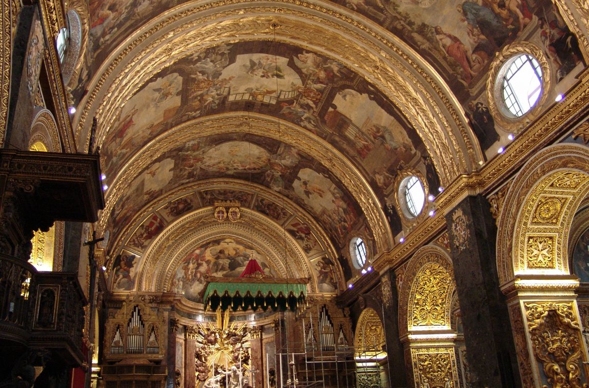 Interior da igrexa de San Agustín en La Valeta, Malta