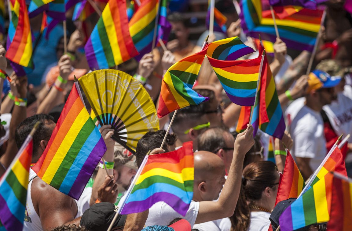 A presença crescente da bandeira do orgulho gay