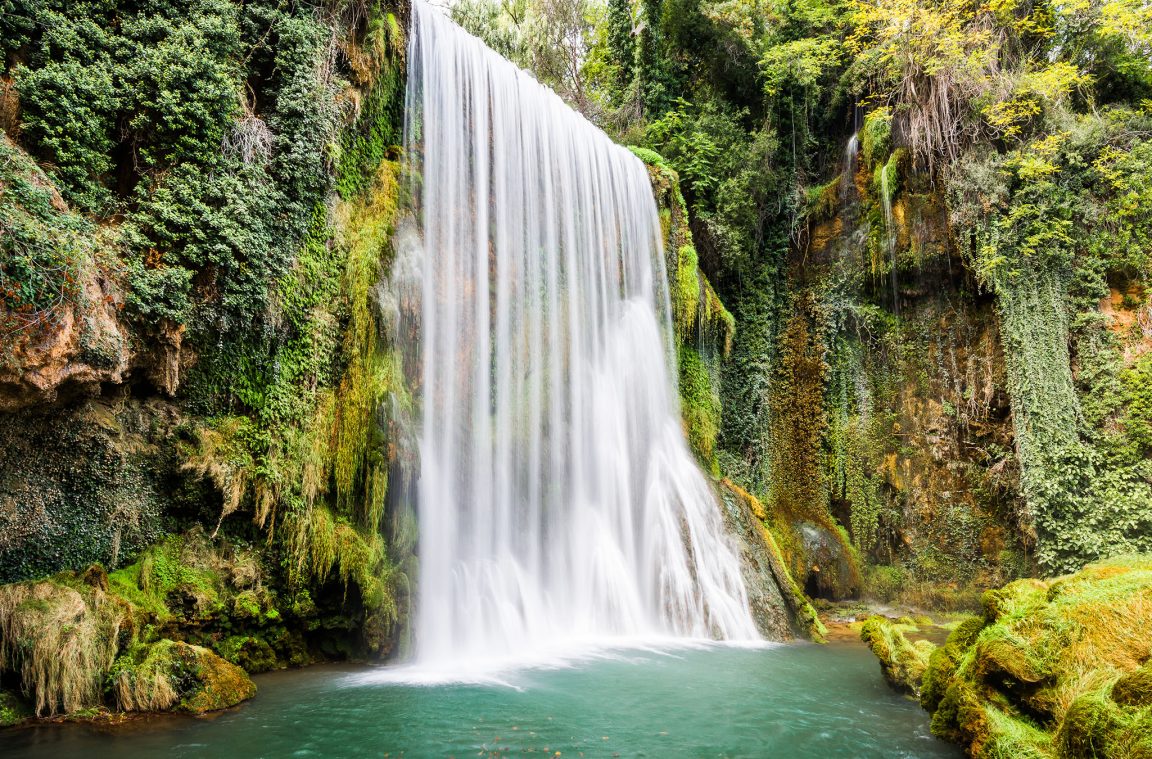 Piękne wodospady w klasztorze Piedra w Saragossie