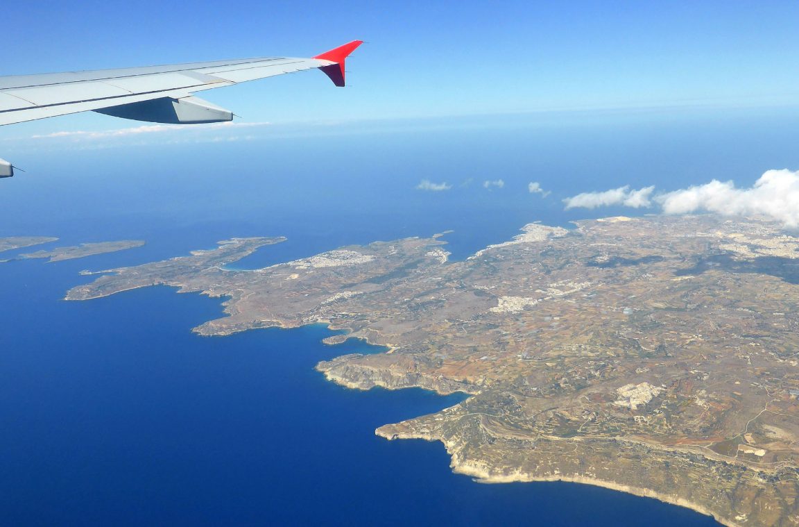 Chegada a Malta en avión ou barco