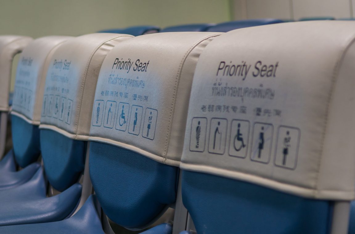 Los asientos del avión destinados a personas discapacitadas