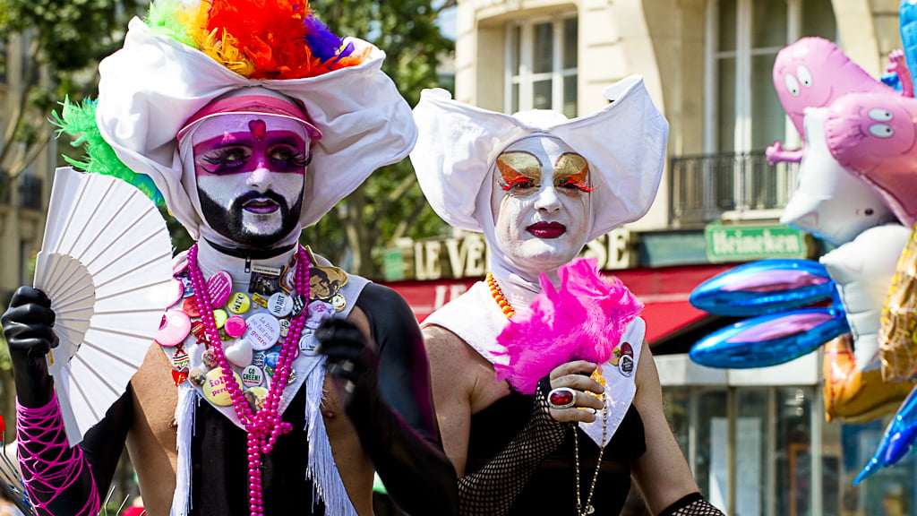 Paris'te LGBT Onur Yürüyüşü