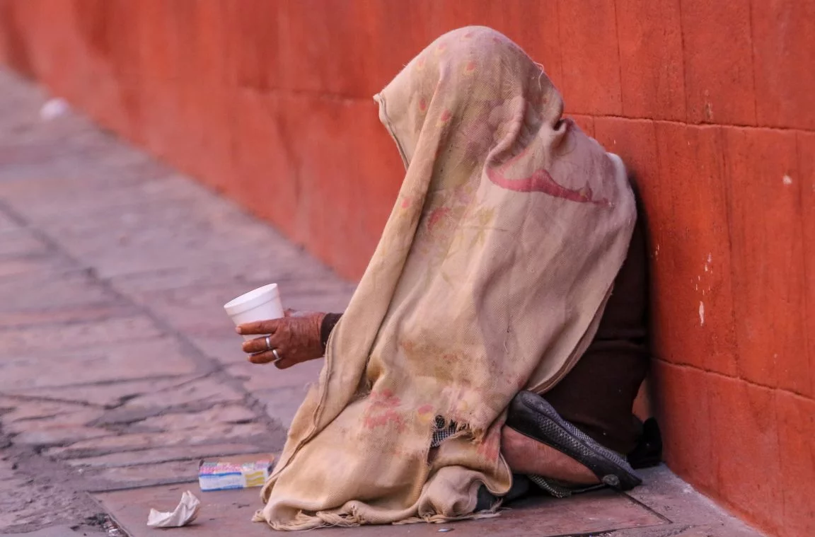 Dakloze man vraagt ​​om geld in de straten van Mexico