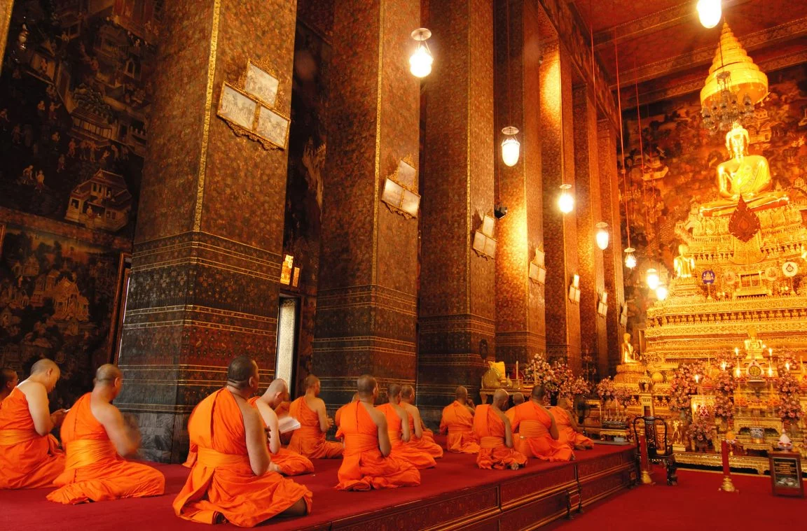 Monje budistak Buddha etzandako tenpluan (Bangkok, Thailandia)