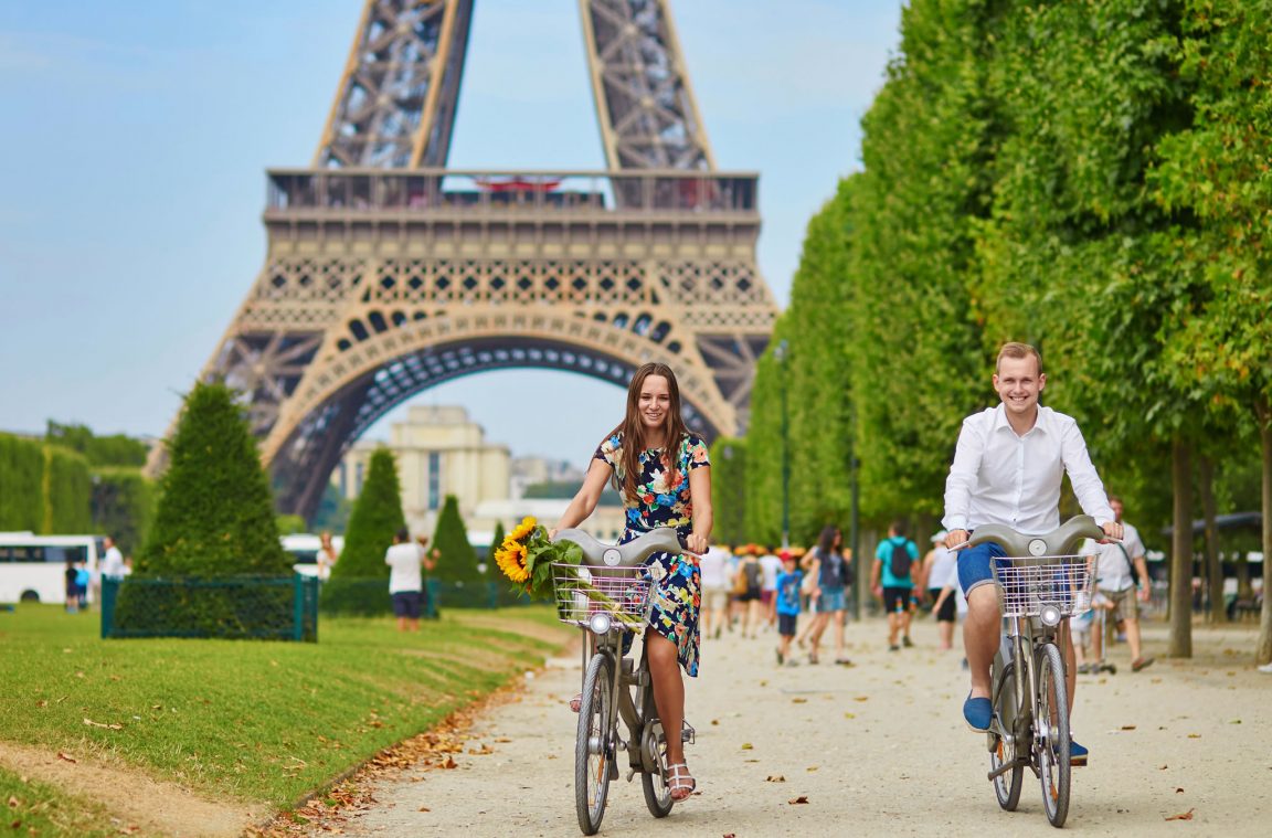 Locomovendo-se em Paris de bicicleta