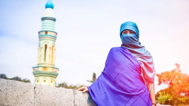 Mujer con pañuelo islámico típico