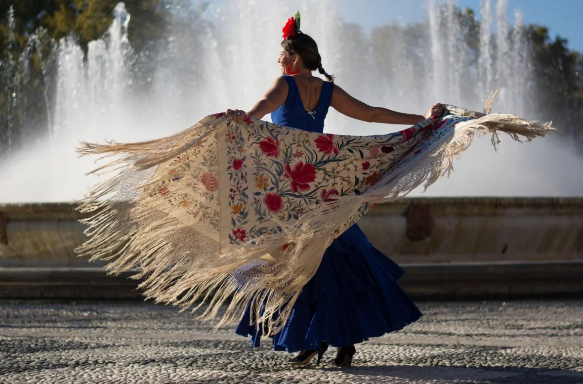 Mulher vestida de flamenco com xale de Manila
