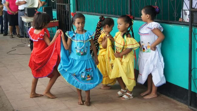 Niñas vestidas con uno de los trajes típicos de Nicaragua