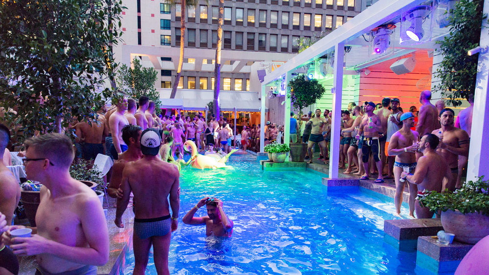 Pool Party: the special Mardi Gras party