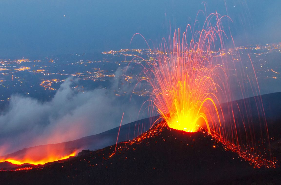 Le continue eruzioni del vulcano Etna, in Italia