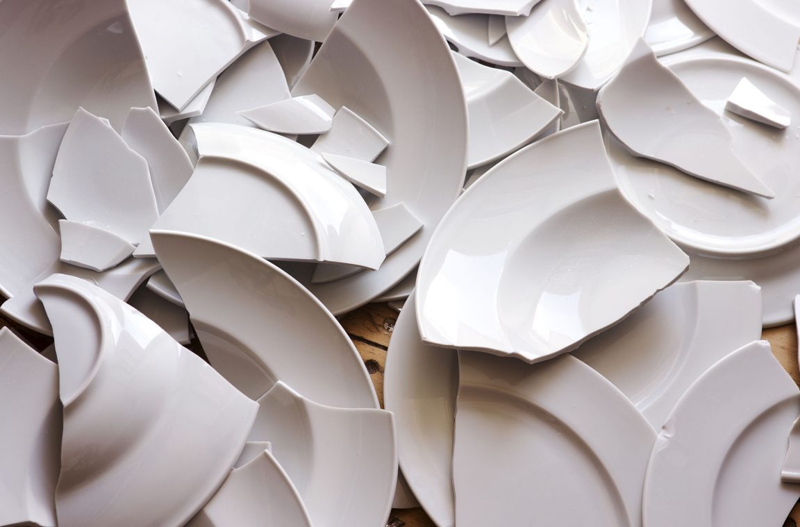 Romper platos: símbolo de celebración en la cultura griega