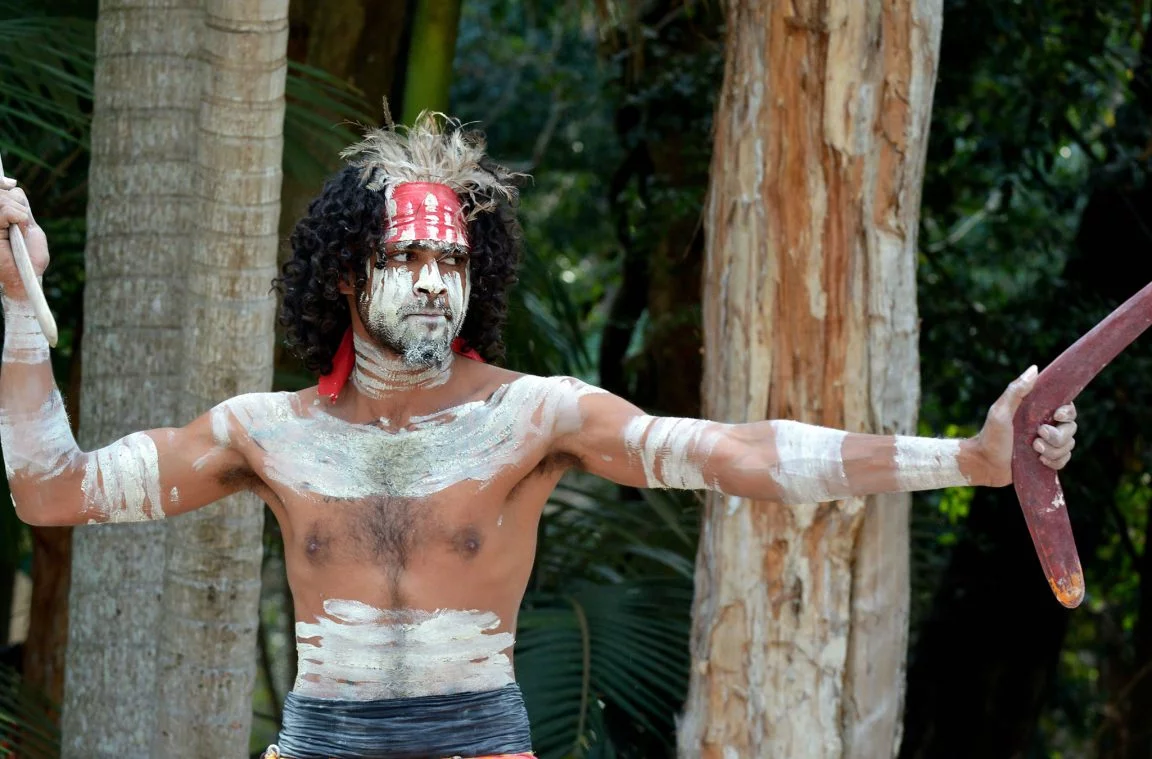 Trajes tradicionais do aborígene australiano Yugambeh